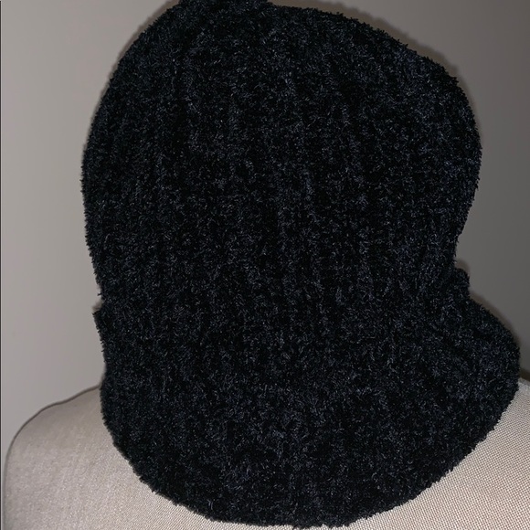 Woman’s nice soft warm winter hat - Picture 1 of 1